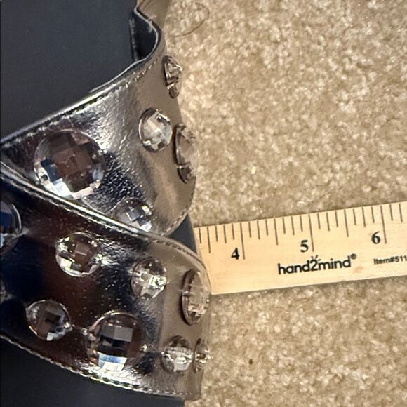 Kenneth Cole Reaction Metallic Embellished Sandals. So 9M - Picture 6 of 11